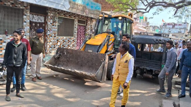 Betul Ki Taza Khabar: अब आदिवासी युवक को नग्न कर पीटने का मामला गर्माया, एक आरोपी का घर ढहाया