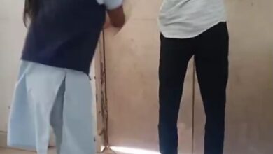 Betul Hindi News: वीडियो: छेड़छाड़ से परेशान छात्राओं ने मजनू को पुलिस चौकी में बेल्ट से पीटा, पुलिसकर्मी भी पीछे नहीं रहे