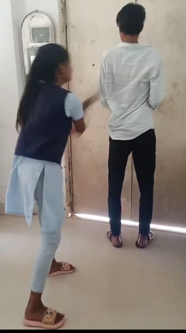 Betul Hindi News: वीडियो: छेड़छाड़ से परेशान छात्राओं ने मजनू को पुलिस चौकी में बेल्ट से पीटा, पुलिसकर्मी भी पीछे नहीं रहे