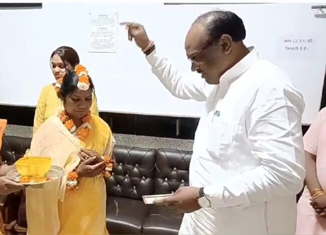 Betul Hindi News: वेटिंग रूम में हुई हल्दी की रस्म, बाईक पर बैठकर पहुंची दुल्हन