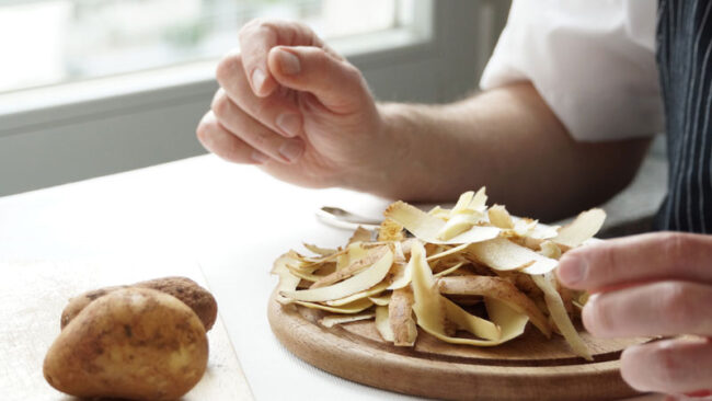 Health Benefits of Potato Peels: आलू के छिलके में छुपे हैं कई गुण, फायदे जानकर हो जाएंगे हैरान, इन तरीकों से करें इसका इस्तेमाल