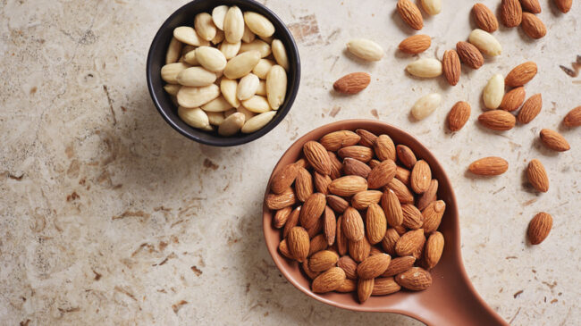 Mistakes While Eating Almonds : बादाम सेहत के लिए है वरदान लेकिन गलत तरीके से खाया तो होंगे कई नुकसान...