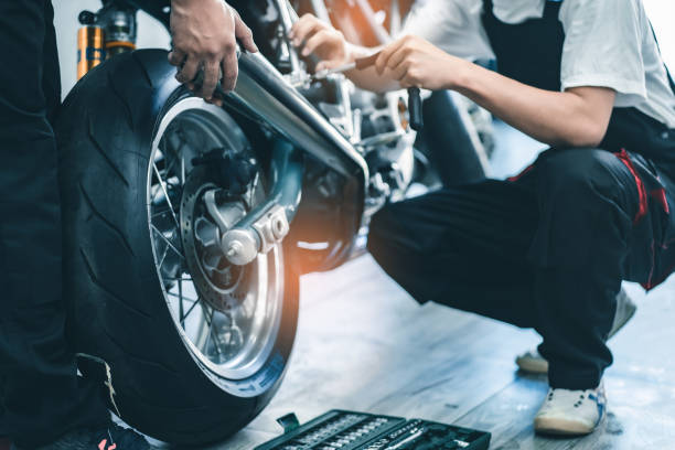 Bike Care Tips: जब करवानी हो बाईक की सर्विसिंग, तो इन बातों का जरूर रखें ध्यान...