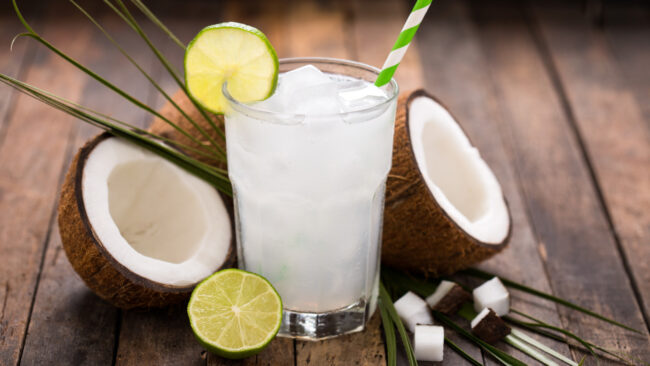 Coconut Water Benefits: नारियल पानी में छिपा है सेहत का राज, रोज सुबह खाली पेट पिने से मिलते गजब के फायदे