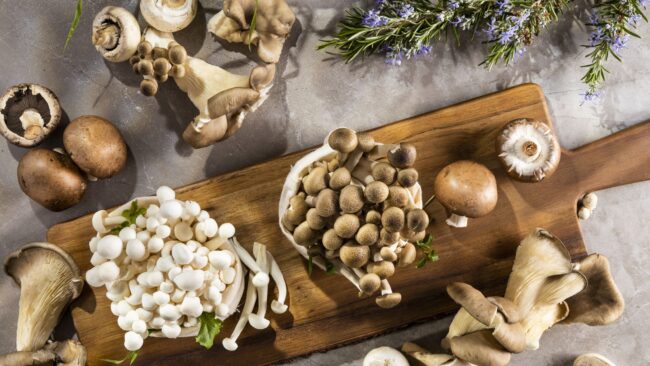 Mushroom Benefits: पोषक तत्‍वों का भंडार है मशरूम, अपनी डाइट में करें शामिल, जानें फायदे
