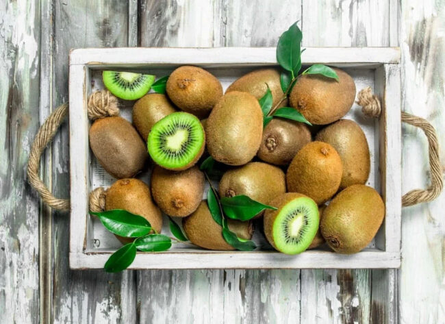 Kiwi Benefits: स्वास्थ के लिए वरदान होती है कीवी, फायदे जानकर आप हो जाएंगे हैरान