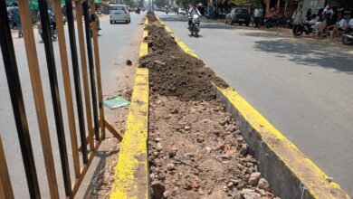 Betul College Road : टू-लेन के डिवाइडर पर मकान का मलबा डालकर खड़े किए पोल