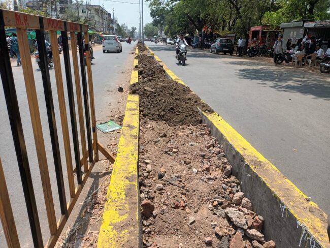 Betul College Road : टू-लेन के डिवाइडर पर मकान का मलबा डालकर खड़े किए पोल