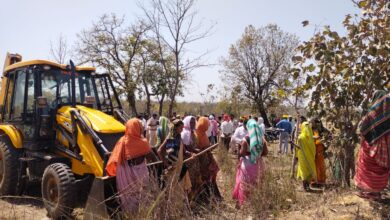 Betul Today News : सिंचित भूमि पर अतिक्रमण से नाराज महिलाओं ने हाथों में उठाई हसिया