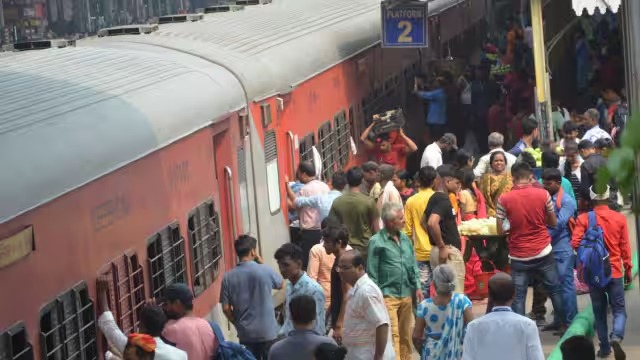 Today Betul News: होली के पहले ट्रेनों में ' नोरूम' जैसे हालात, बैतूल के लिए स्पेशल ट्रेन न होने से त्यौहार मनाने घर लौटने वाले हलाकान