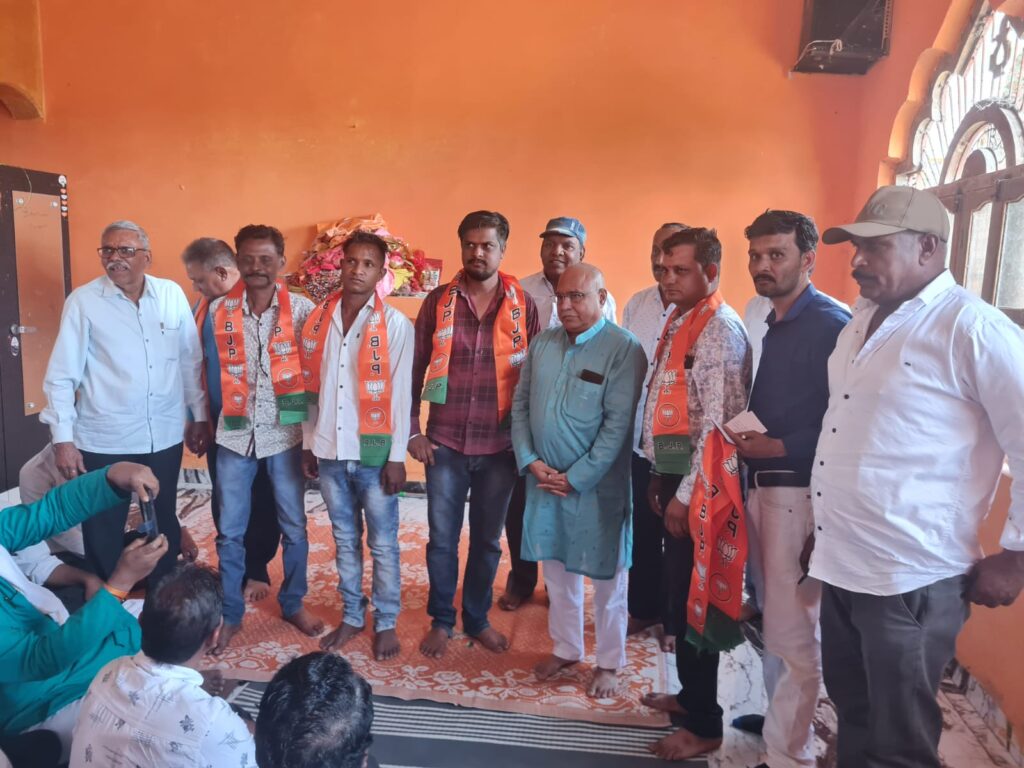 Betul Bjp News : स्थापना दिवस पर कांग्रेसियों की फौज भाजपा में; लोस चुनाव के पहले कांग्रेस को तगड़ा झटका, कई दिग्गजों ने थामा भाजपा का हाथ