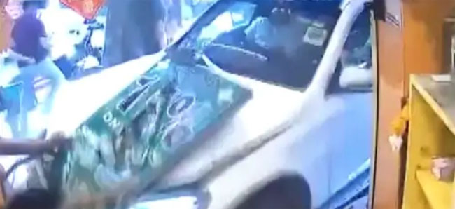 Betul News : बेकाबू कार फूलों की दुकान में घुसी, बड़ा हादसा टला