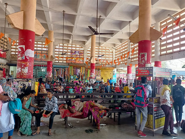 Betul Bus Stand : दुर्दशा पर आंसू बहा रहा है कोठीबाजार का बस स्टैंड