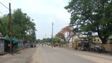 Betul Two Lane : पोल लगाकर भूली नपा, बस स्टैंड रोड पर लाइन तक नहीं हुई शिफ्ट