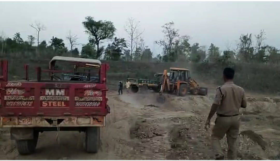Betul Crime News: चार ट्रेक्टर ट्रांली एवं एक जेसीबी को मुरम का अवैध उत्खनन करते पकड़ा