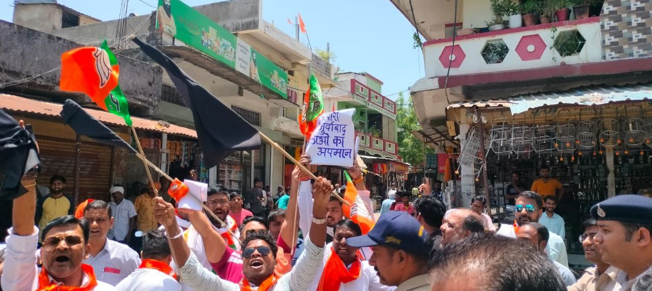 Betul News: वीडियो: पीसीसी चीफ की सभा मे हंगामा, इमरती पर दिए बयान पर भाजपा कार्यकर्ताओं ने दिखाए काले झंडे, कांग्रेस- भाजपा कार्यकर्ताओं में झड़प, पुलिस को करना पड़ा हस्तक्षेप