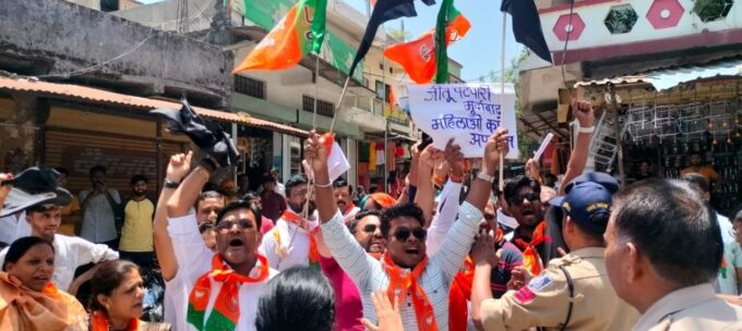 Betul News: वीडियो: पीसीसी चीफ की सभा मे हंगामा, इमरती पर दिए बयान पर भाजपा कार्यकर्ताओं ने दिखाए काले झंडे, कांग्रेस- भाजपा कार्यकर्ताओं में झड़प, पुलिस को करना पड़ा हस्तक्षेप