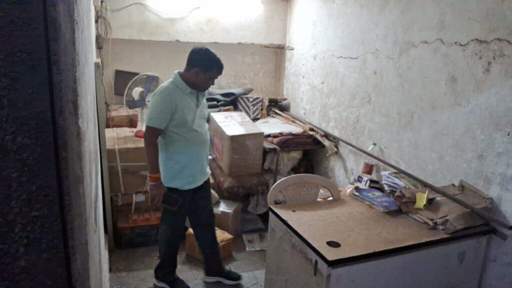 Sanjhveer News : सांझवीर की खबर पर अचानक बस स्टैंड पहुंचे कलेक्टर, नाली पर बना था होटल का किचन तो परिसर में मिला शराब की खाली बोतलों का जखीरा