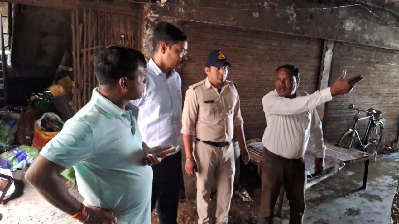 Sanjhveer News : सांझवीर की खबर पर अचानक बस स्टैंड पहुंचे कलेक्टर, नाली पर बना था होटल का किचन तो परिसर में मिला शराब की खाली बोतलों का जखीरा