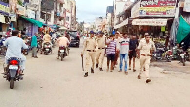 Betul News VIDEO : बलवा करने वाले 2 पक्षों का पुलिस ने रस्सी से बांधकर निकाला शहर में जुलूस