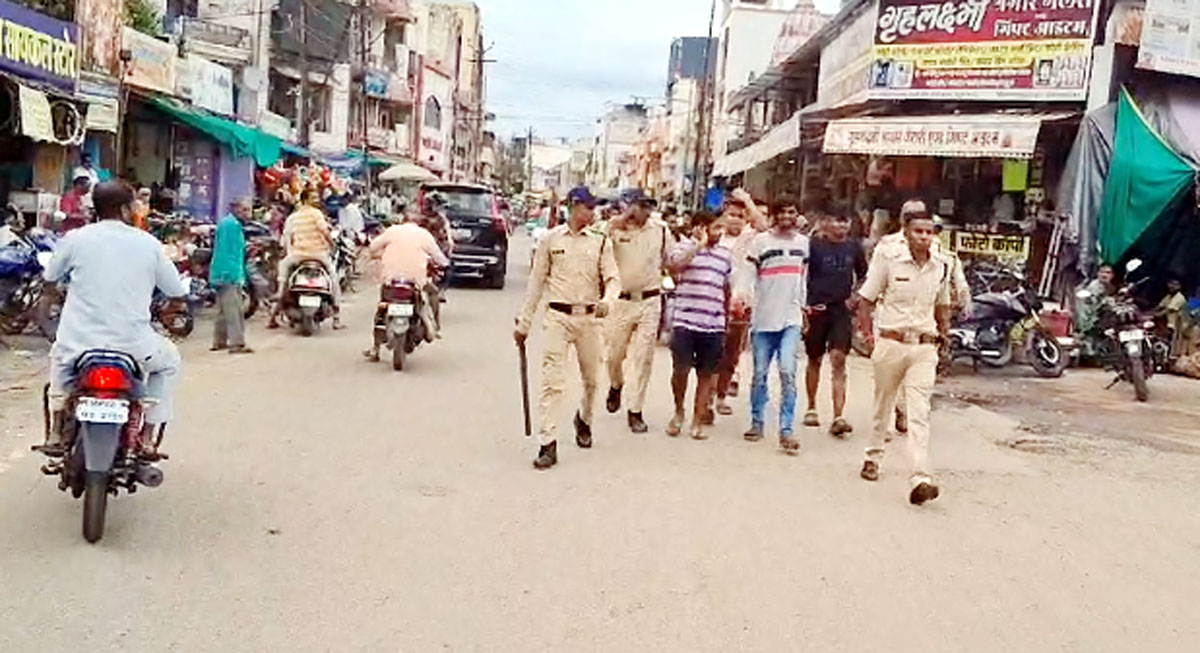Betul News VIDEO : बलवा करने वाले 2 पक्षों का पुलिस ने रस्सी से बांधकर निकाला शहर में जुलूस