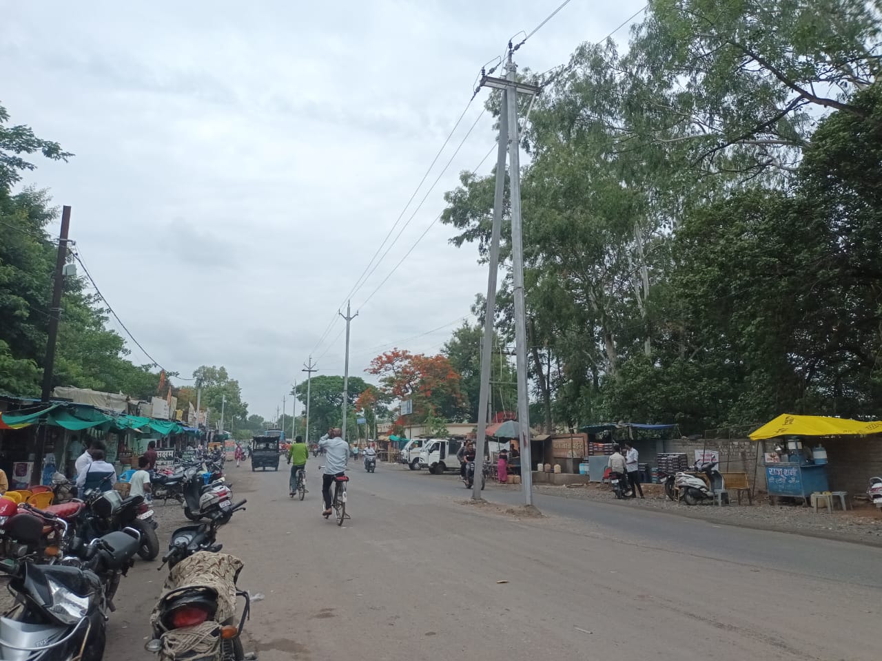 Today Betul News: बिजली पोल खड़े कर भूली नपा,बस स्टैंड रोड पर स्ट्रीट लाइट तक नहीं