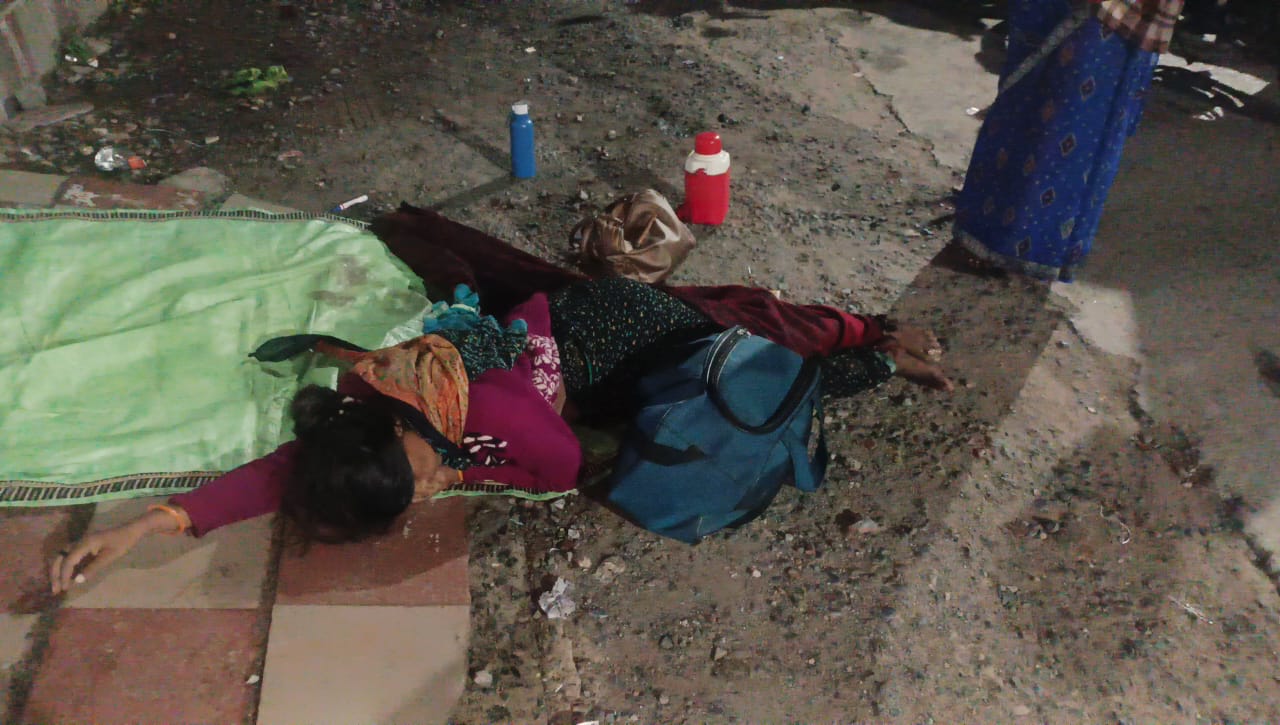 Betul News: जिला अस्पताल में मानवता फिर शर्मसार, सड़क पर तड़पते रहे प्रसूता और शिशु
