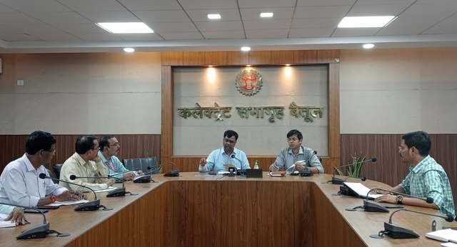Betul News: राजस्व प्रकरणों मेें हिला-हवाला पर कलेक्टर ने किया अवकाश प्रतिबंध