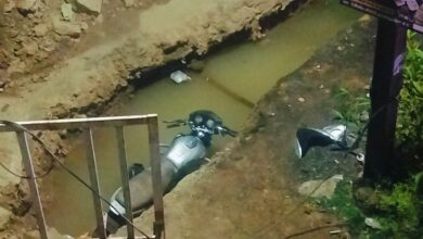 Betul News: पाईप लाईन सुधारने खोदे गए गढ्डे में गिरा बाईक सवार