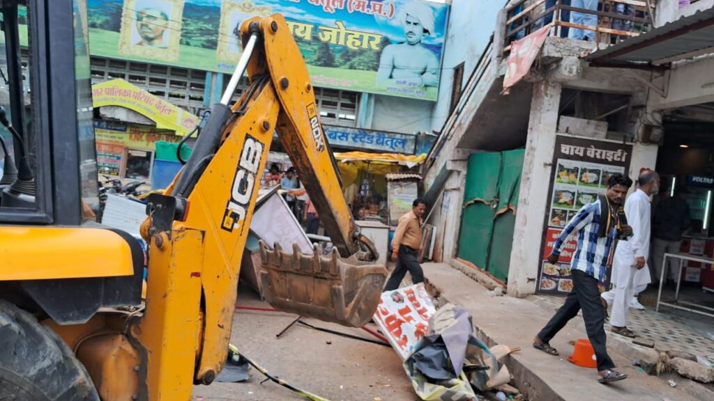 Sanjhveer News : सांझवीर की खबर पर अचानक बस स्टैंड पहुंचे कलेक्टर, नाली पर बना था होटल का किचन तो परिसर में मिला शराब की खाली बोतलों का जखीरा