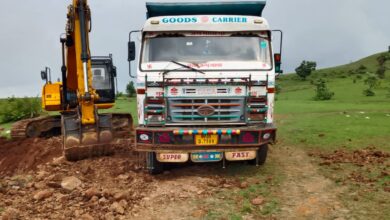 Betul Ki Khabar: तीसरी लाइन के लिए ठेकेदार लंबे समय से कर रहा मुरम खुदाई