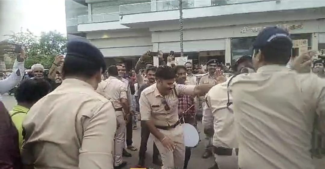 पुलिस रिटायरमेंट की पार्टी में व्यस्त, दुष्कर्म का शिकार महिला 10 घंटे बैठी रही थाने में