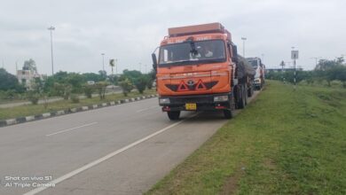 RTO Check Post: आरटीओ चेकपोस्ट पर बीच सड़क में वाहनों से वसूली!