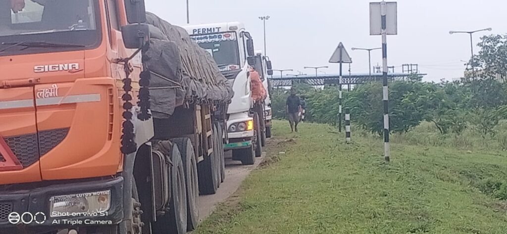 RTO Check Post: आरटीओ चेकपोस्ट पर बीच सड़क में वाहनों से वसूली!