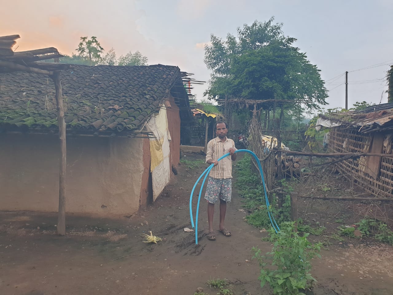 Betul Samachar: भीमपुर ब्लॉक में घरों के ऊपर लटक रही नलजल योजना की पाइप लाइन