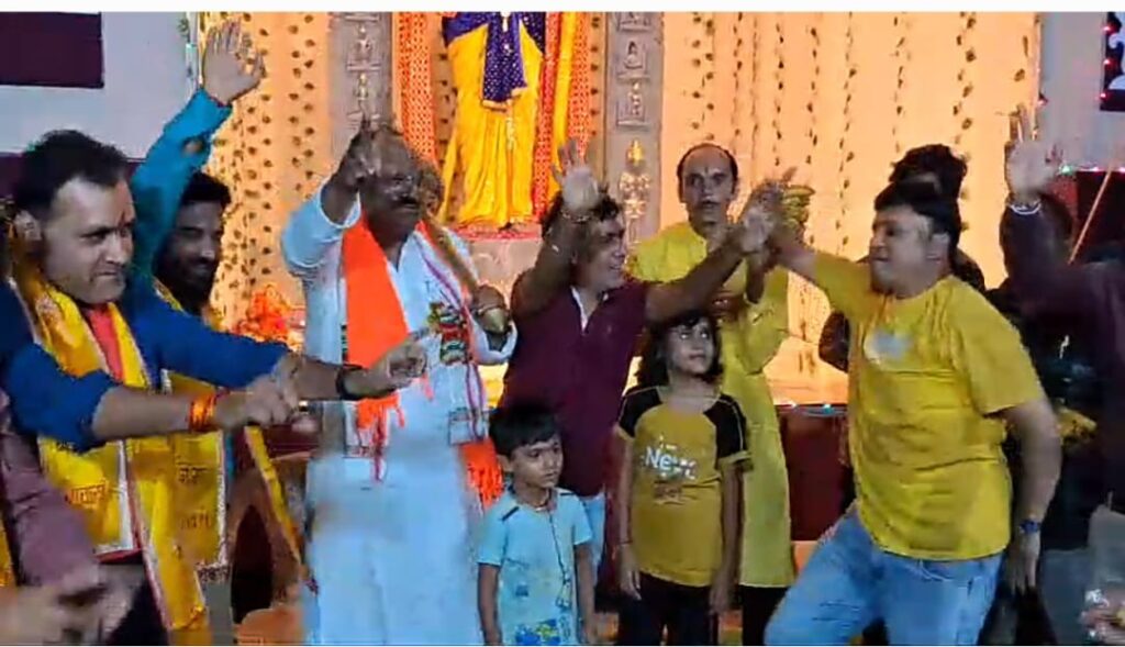 Betul News: कांधे पर गदा रखकर हनुमान जी के साथ जमकर झूमे केंद्रीय मंत्री