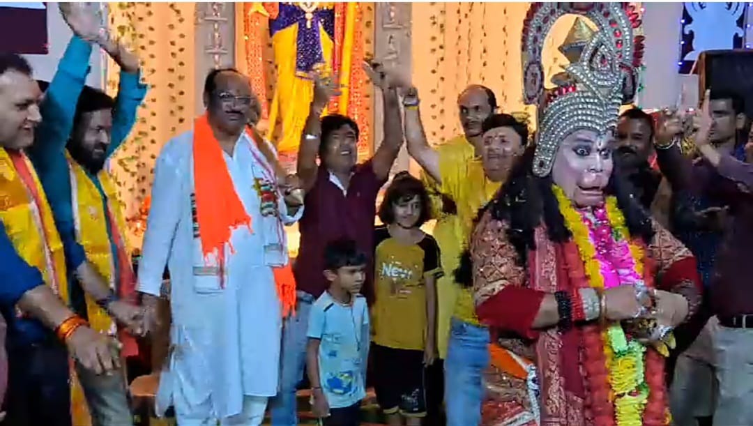 Betul News: कांधे पर गदा रखकर हनुमान जी के साथ जमकर झूमे केंद्रीय मंत्री