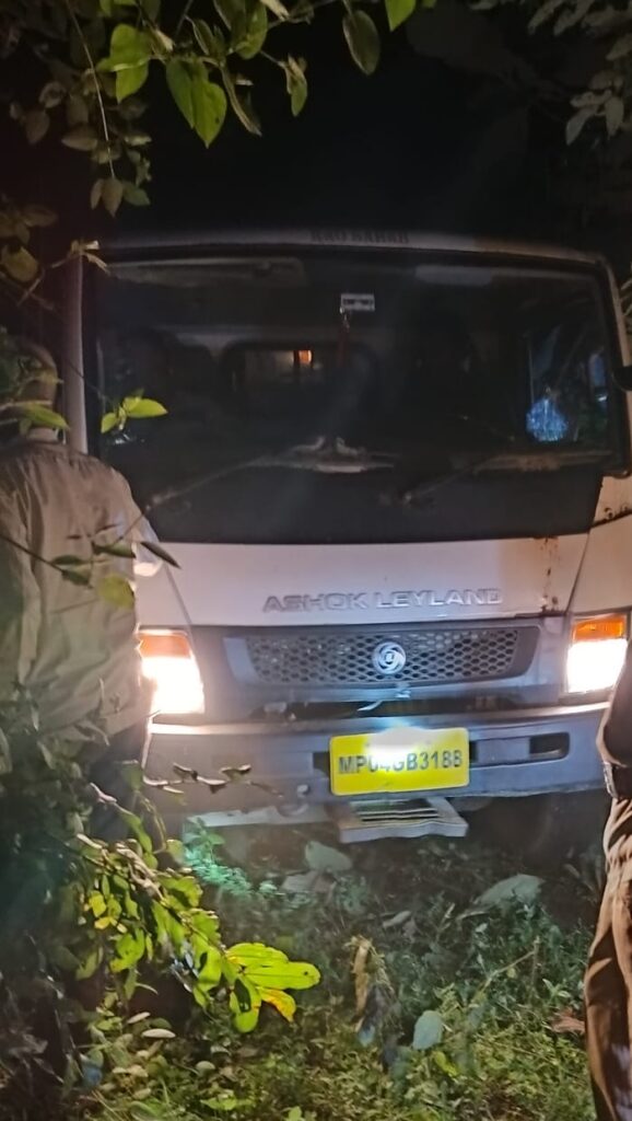 Betul Crime: अर्जुन गोंदी कम्पार्टमेंट में सागौन से भरा ट्रक बरामद