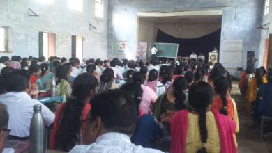 Betul Ki Khabar: जर्जर भवन में लगा दी क्लास, घंटों सांस रोककर बैठे रहे शिक्षक