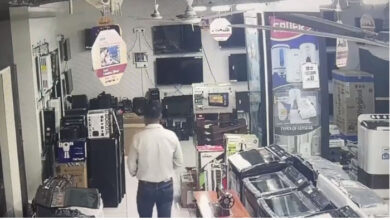 Betul News: Video: सिरफिरे युवक का कारनामा, मॉल के कई टीवी और फ्रीज को किया डैमेज