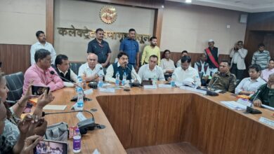 Betul News: रेत रायल्टी, बिजली ट्रांसफार्मर की अव्यवस्था पर बिफरे प्रभारी मंत्री