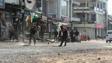 Betul News: सड़क की धूल से बचने व्यापारियों ने संभाले फावड़े और झाड़ू