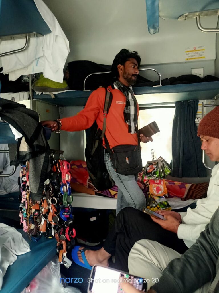 Betul News: बिना वर्दी के वेंडरों की भी ट्रेनों में एंट्री, एसी कोच में भी बेधड़क आवाजाही