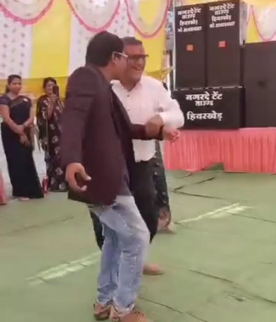 Betul News: Video: शिक्षा के मंदिर में देशभक्ति ताक पर, शिक्षकों ने किया फूहड़ता का प्रदर्शन