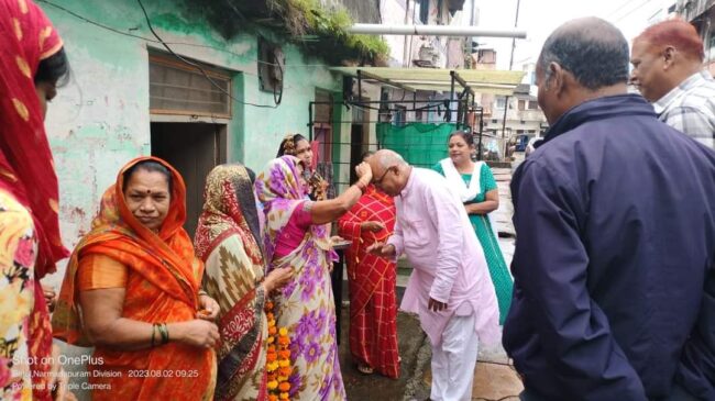 Betul Samachar : टिकिट घोषित होने के पहले ही एक्टिव मोड में हेमंत, राजतिलक अभी से शुरु, गली-गली उतारी जा रही आरती, माथे पर किया जा रहा तिलक