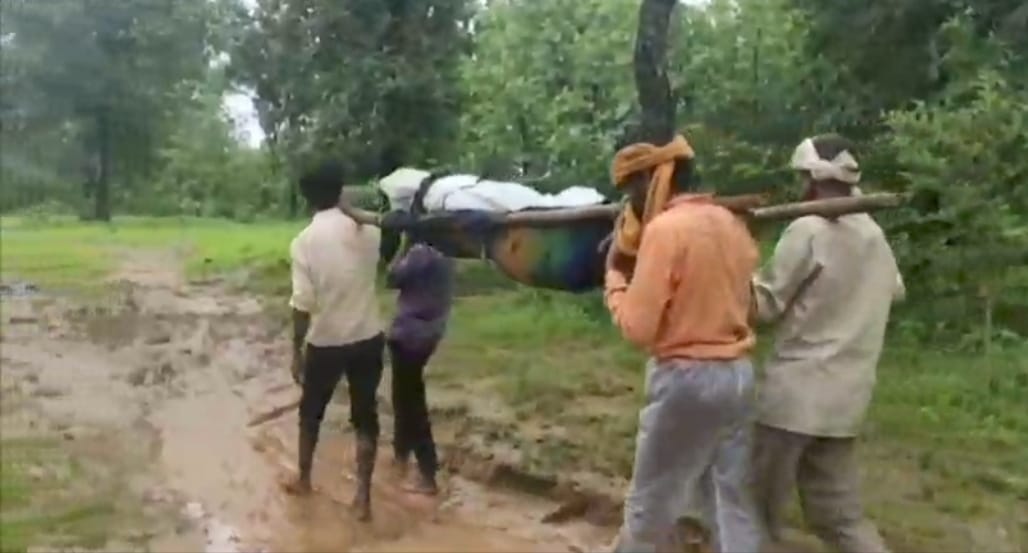 Betul News: दिल दहलाने वाला वीडियो: नदी में डूबने से बुजुर्ग की मौत, सड़क नहीं थीं तो 10 किलोमीटर कंधे पर शव लेकर चले ग्रामीण और पुलिसकर्मी, जिसने भी देखा दृश्य रोंगटे खड़े हो गए