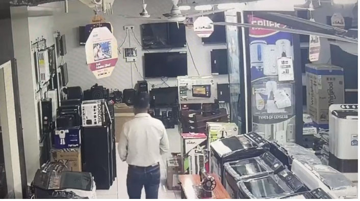 Betul News: Video: सिरफिरे युवक का कारनामा, मॉल के कई टीवी और फ्रीज को किया डैमेज