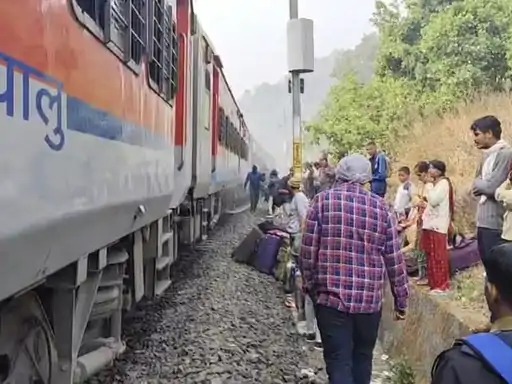 Betul Samachar: ब्रेक जाम होने से समता एक्सप्रेस के पहिए से निकला धुआं, यात्रियों में मचा हड़कंप